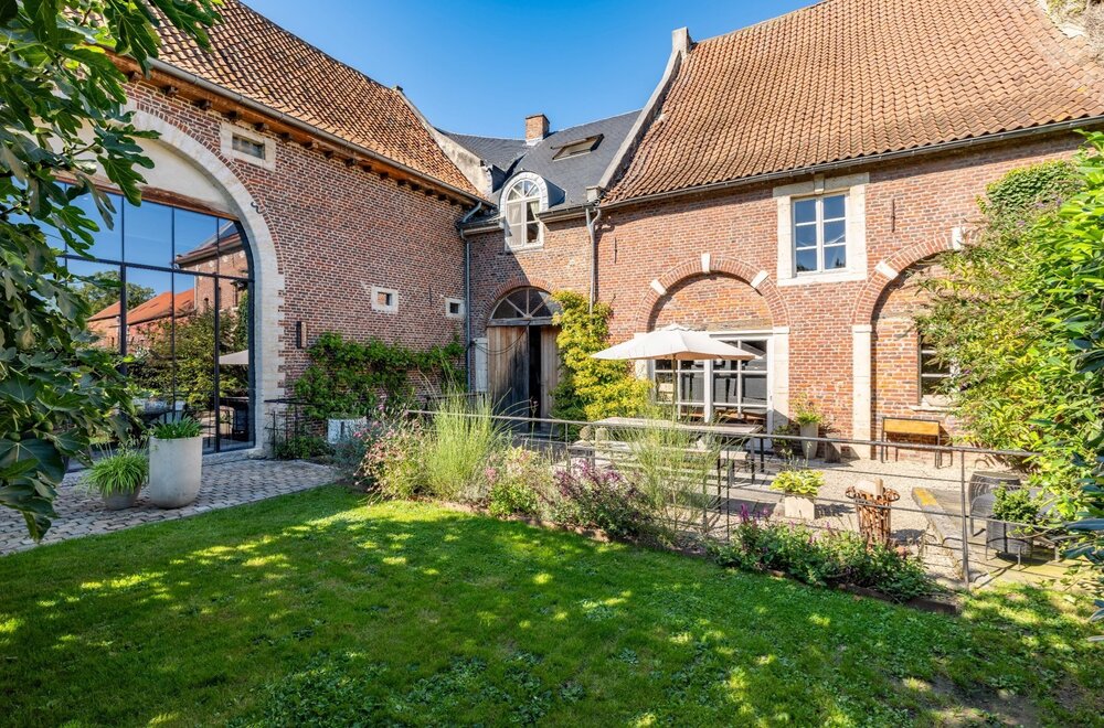 2-karaktervolle-woningen-en-prachtige-handelsruimte-in-een-een-deel-van-het-geklasseerde-kasteel-van-dormaal-002.jpg