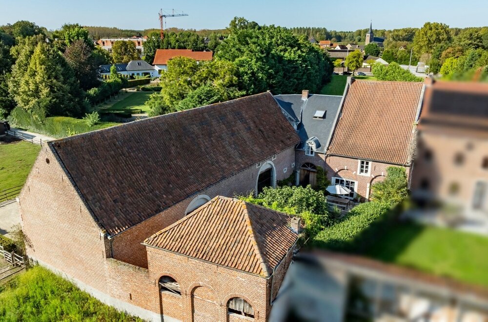 2-karaktervolle-woningen-en-prachtige-handelsruimte-in-een-een-deel-van-het-geklasseerde-kasteel-van-dormaal-003.jpg