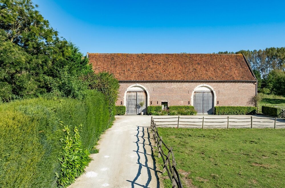2-karaktervolle-woningen-en-prachtige-handelsruimte-in-een-een-deel-van-het-geklasseerde-kasteel-van-dormaal-004.jpg
