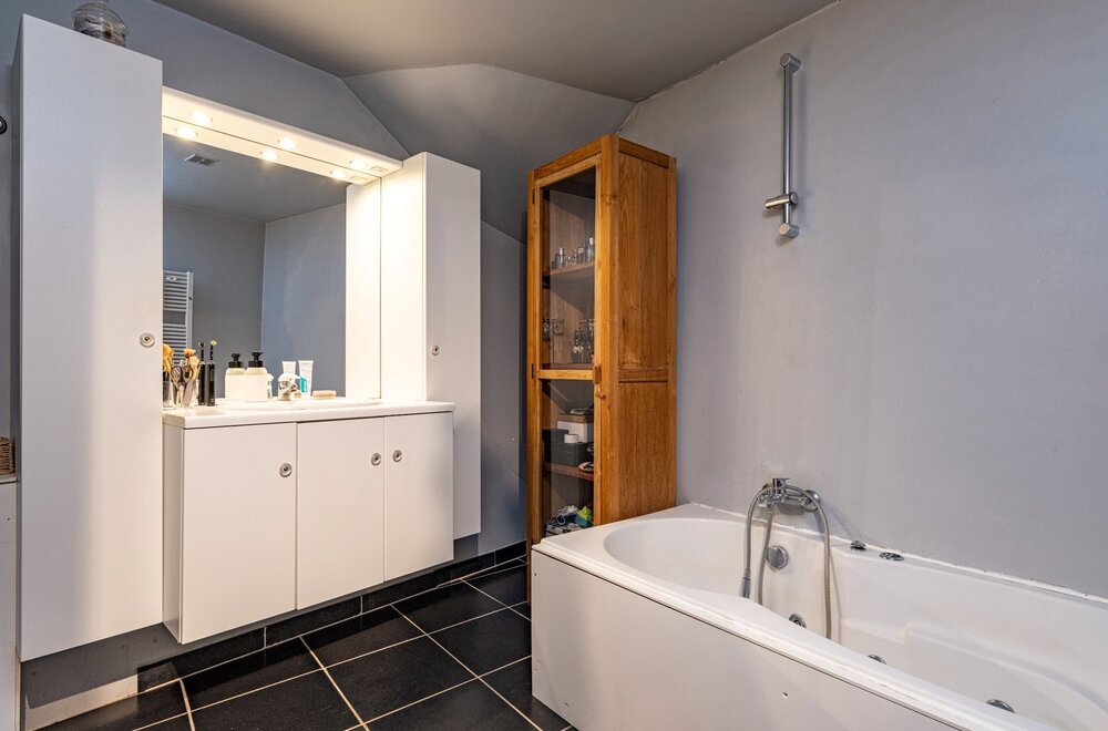 2-karaktervolle-woningen-en-prachtige-handelsruimte-in-een-een-deel-van-het-geklasseerde-kasteel-van-dormaal-035.jpg