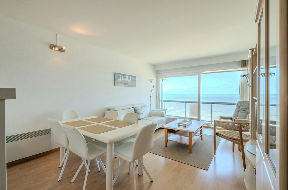 doorloopappartement-met-frontaal-zeezicht-en-twee-slaapkamers-op-toplocatie-001.jpg