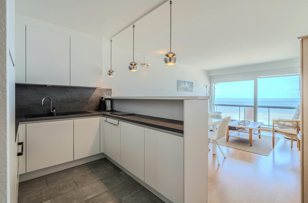 doorloopappartement-met-frontaal-zeezicht-en-twee-slaapkamers-op-toplocatie-004.jpg