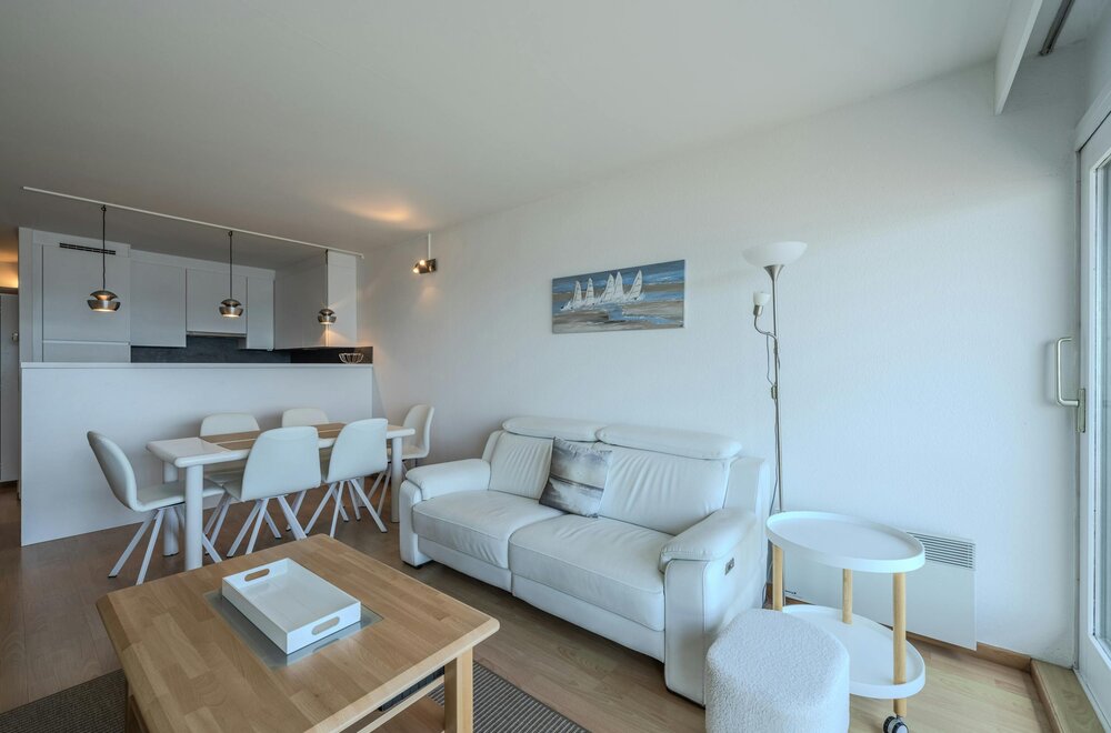 doorloopappartement-met-frontaal-zeezicht-en-twee-slaapkamers-op-toplocatie-005.jpg