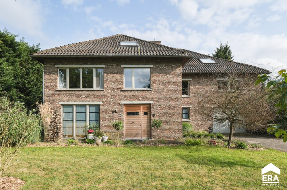 ruime-woning-met-vele-mogelijkheden-op-a-locatie-in-genk001.jpg