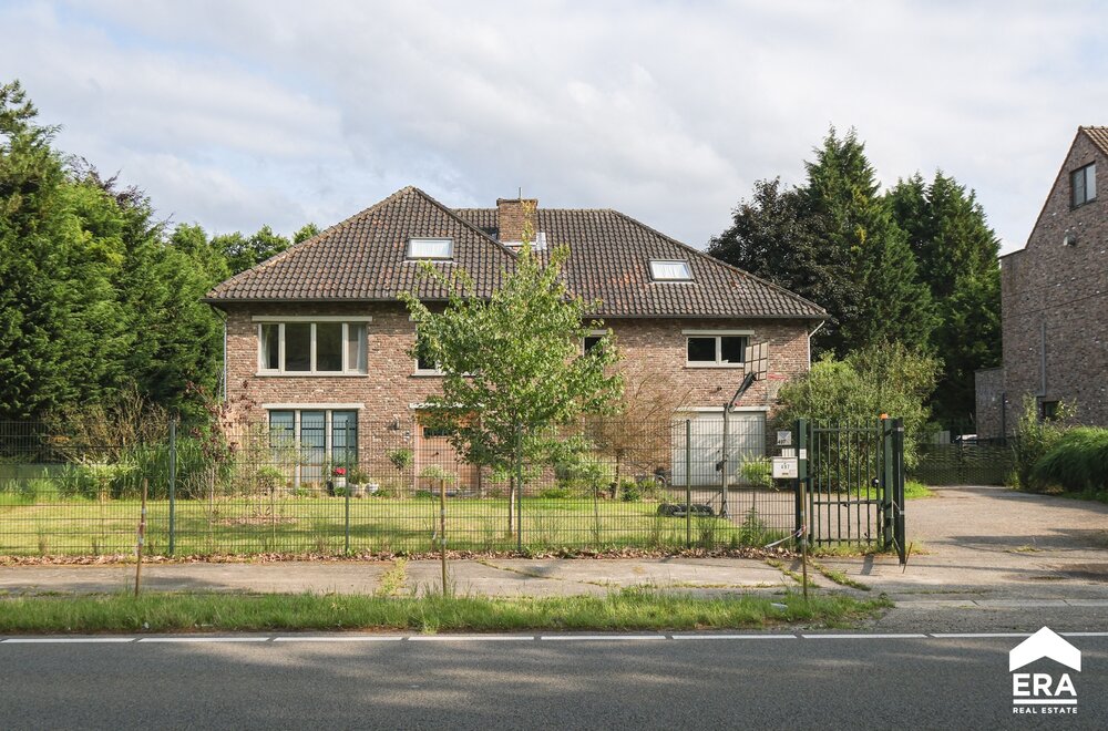 ruime-woning-met-vele-mogelijkheden-op-a-locatie-in-genk002.jpg