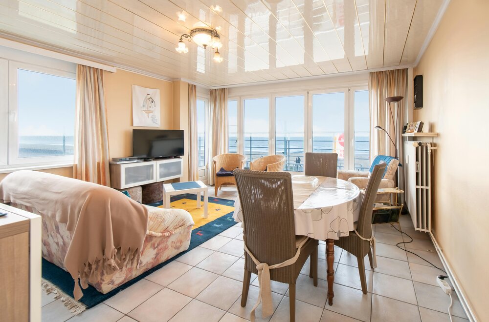 ruim-2-slaapkamer-appartement-te-koop-met-frontaal-zeezicht-001.jpg