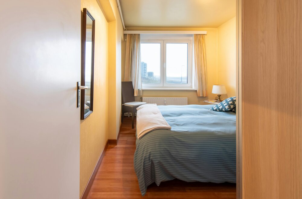 ruim-2-slaapkamer-appartement-te-koop-met-frontaal-zeezicht-008.jpg