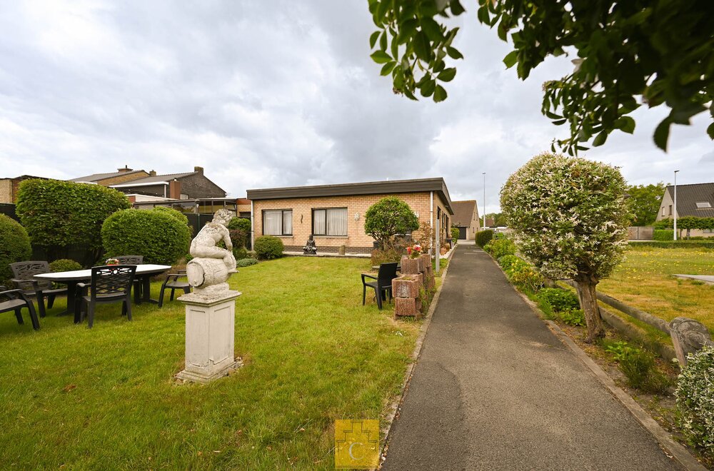 charmante-driegevelbungalow-met-tuin-en-garage-in-hartje-loppem002.jpg