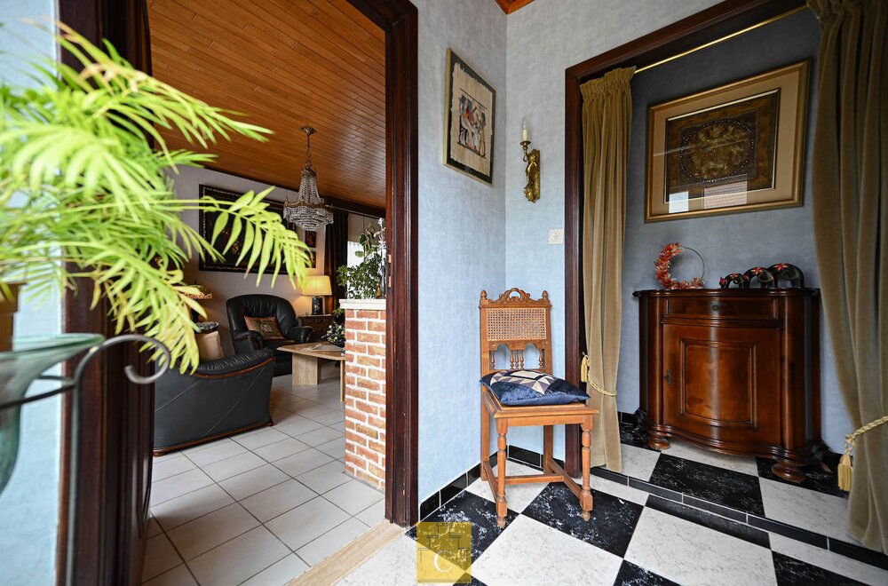 charmante-driegevelbungalow-met-tuin-en-garage-in-hartje-loppem003.jpg