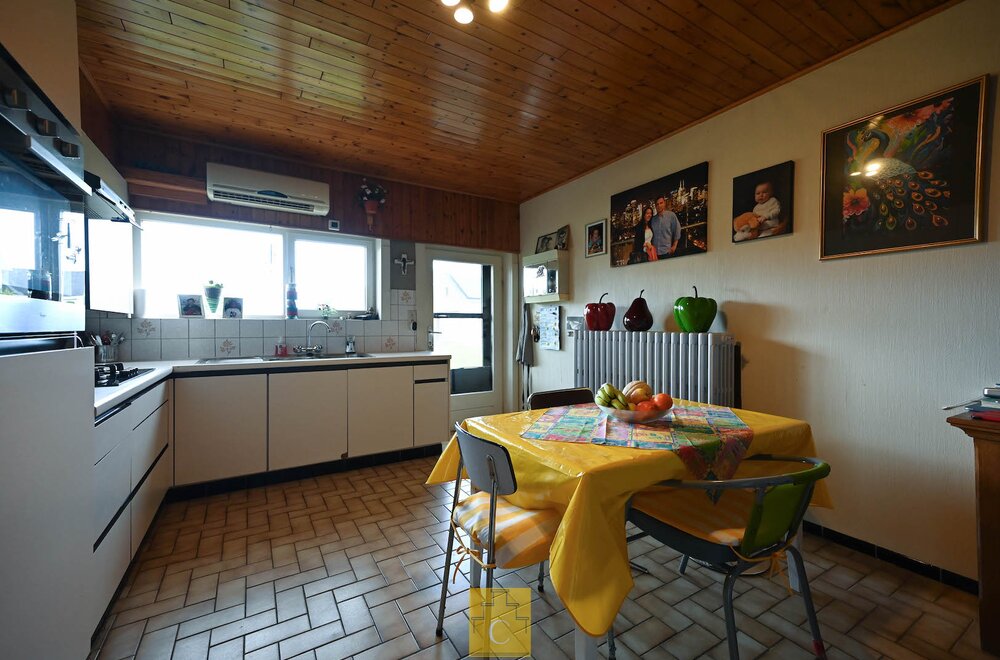 charmante-driegevelbungalow-met-tuin-en-garage-in-hartje-loppem013.jpg