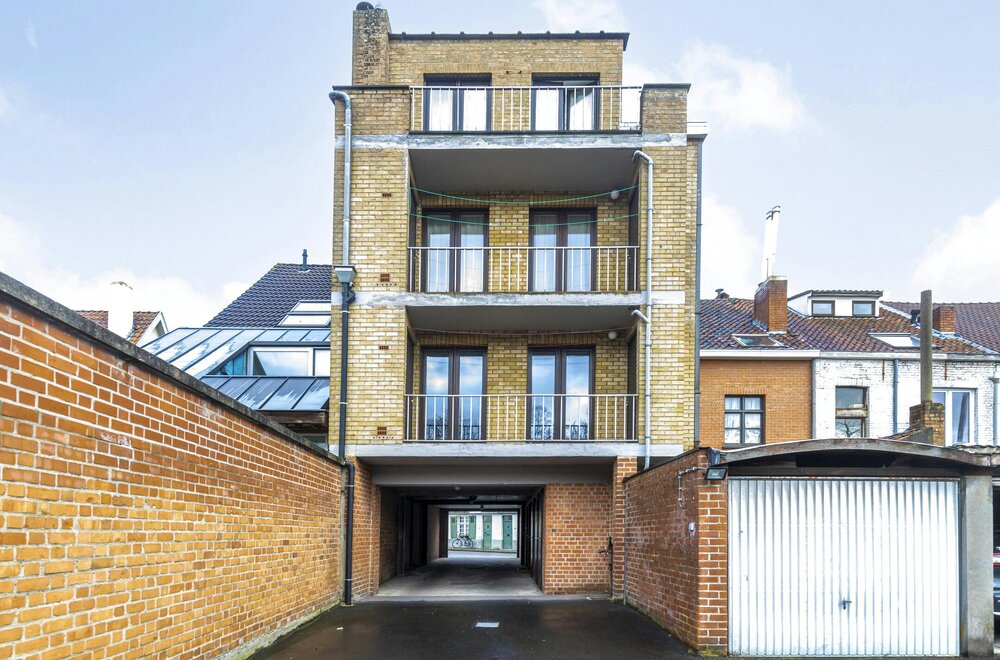 building-te-koop-met-3-appartementen-en-10-garageboxen-in-het-hart-van-brugge001.jpg