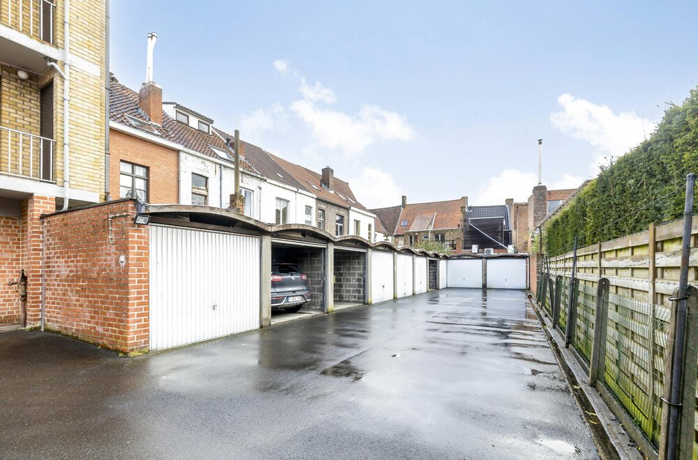 building-te-koop-met-3-appartementen-en-10-garageboxen-in-het-hart-van-brugge002.jpg