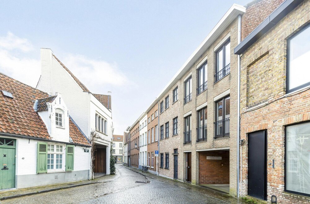 building-te-koop-met-3-appartementen-en-10-garageboxen-in-het-hart-van-brugge007.jpg