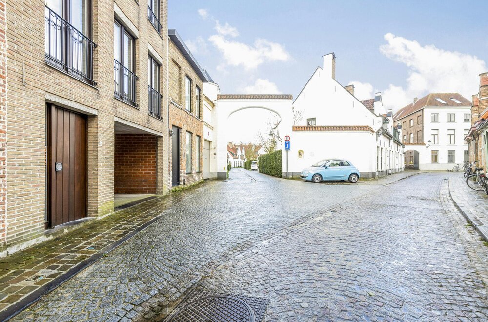 building-te-koop-met-3-appartementen-en-10-garageboxen-in-het-hart-van-brugge009.jpg