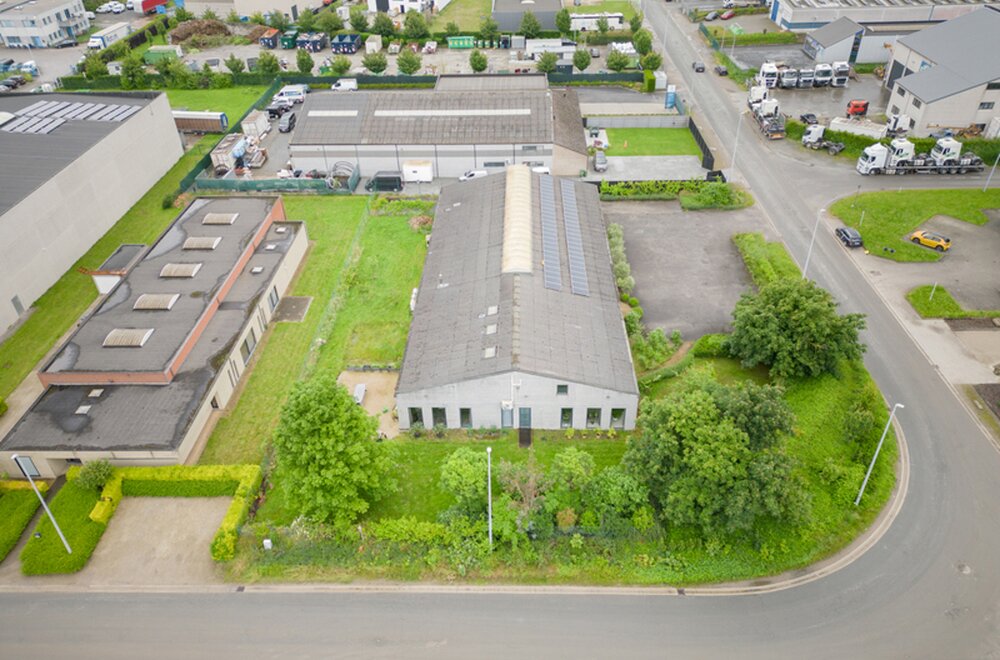gebouw-industrie-met-burelen-en-tuin001.jpg