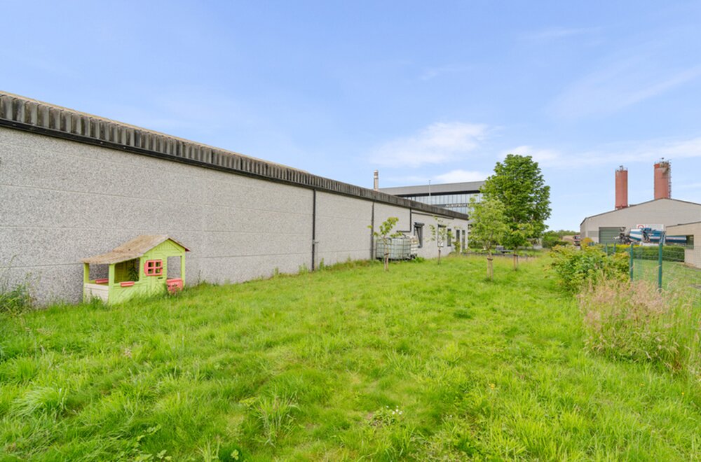 gebouw-industrie-met-burelen-en-tuin018.jpg