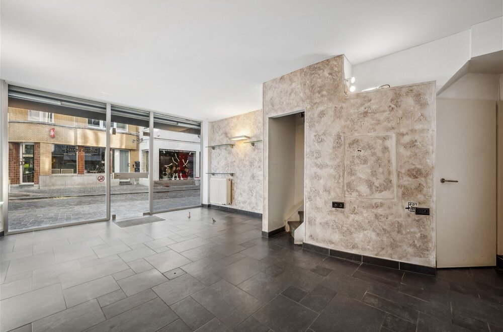 te-vernieuwen-handelspand-met-appartement-naast-korenmarkt003.jpg