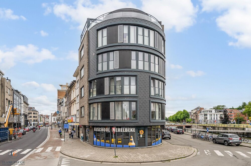 moderne-commerci-le-ruimte-met-topzichtbaarheid-aan-de-coupure001.jpg
