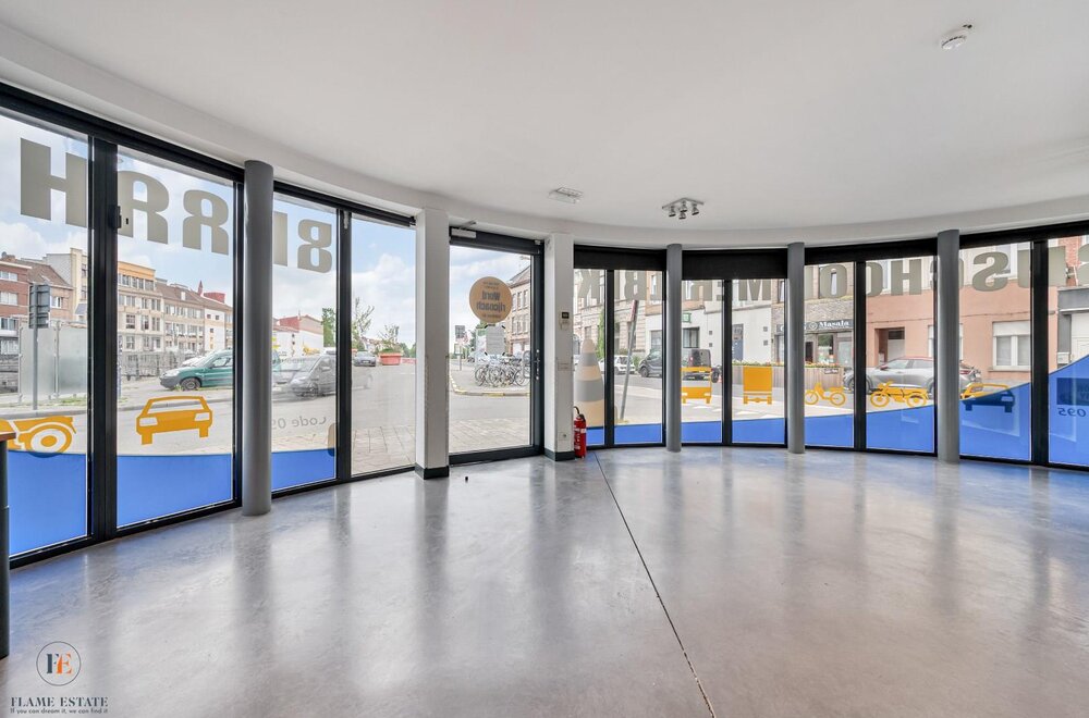 moderne-commerci-le-ruimte-met-topzichtbaarheid-aan-de-coupure003.jpg