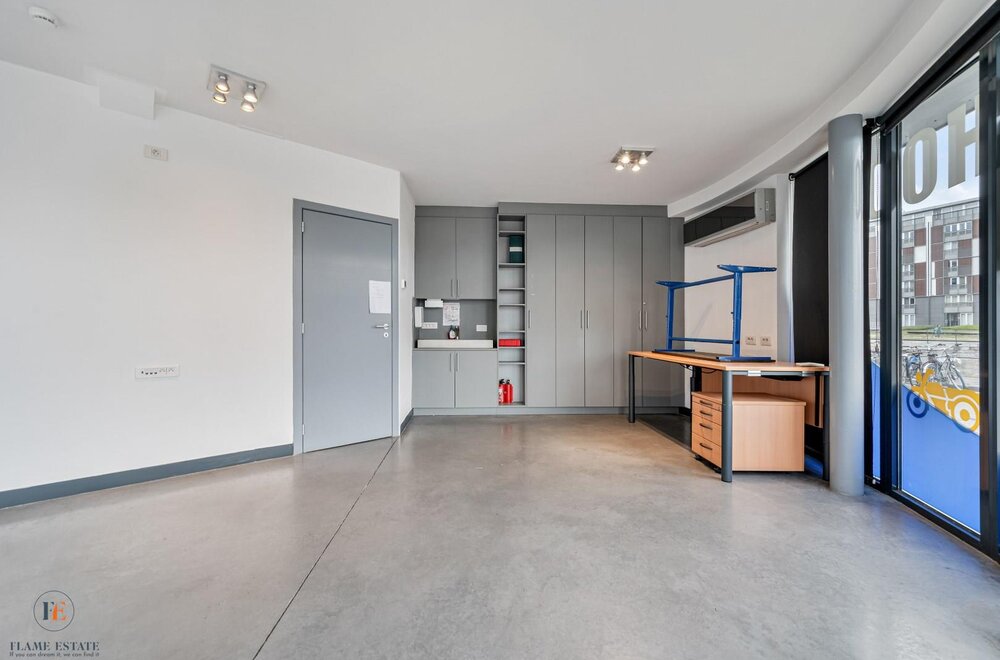 moderne-commerci-le-ruimte-met-topzichtbaarheid-aan-de-coupure005.jpg