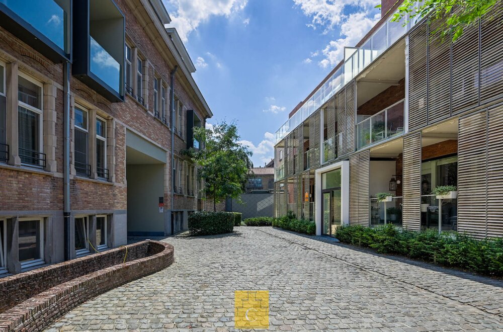 recente-hippe-flat-op-een-historische-site-met-mooie-binnentuin-in-de-schaduw-van-de-sint-gilliskerk002.jpg