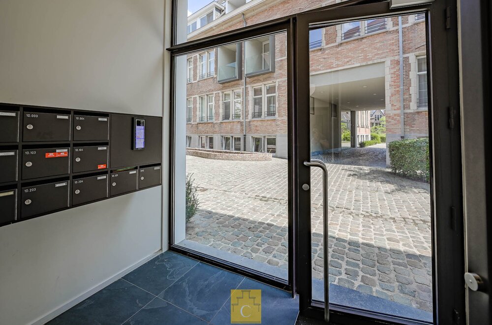 recente-hippe-flat-op-een-historische-site-met-mooie-binnentuin-in-de-schaduw-van-de-sint-gilliskerk004.jpg
