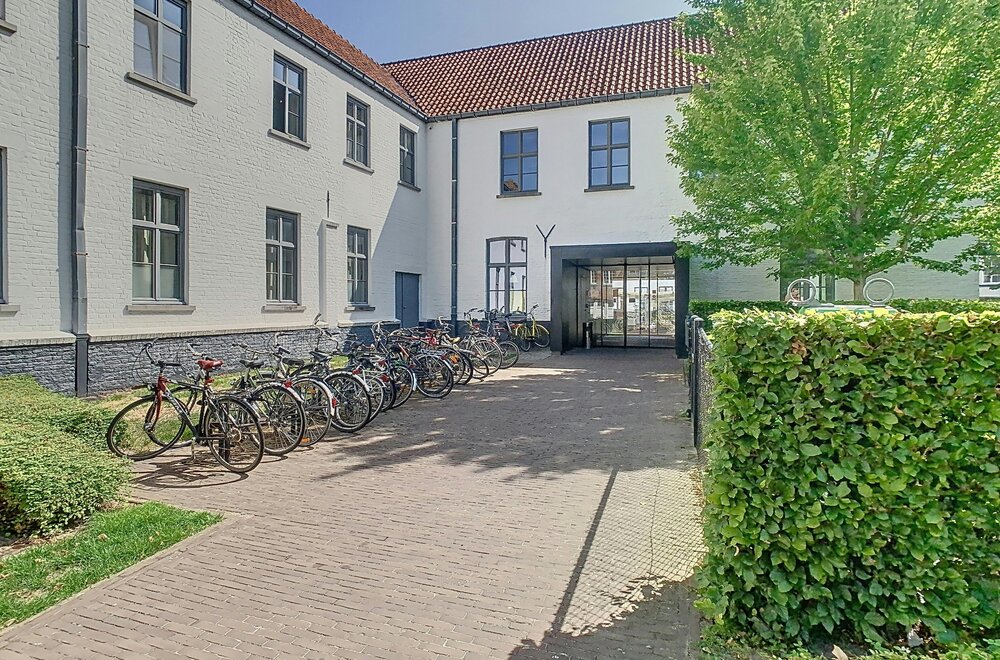 studentenkamer-32-m-met-eigen-sanitair-en-kitchenette-in-brugge001.jpg
