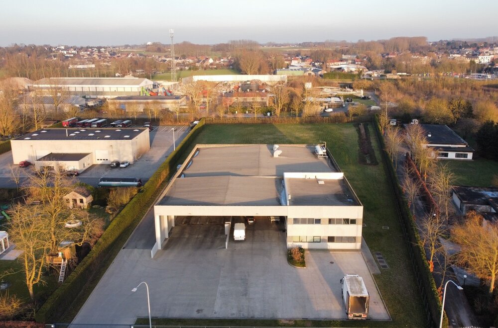 in-gavere-tussen-gent-en-oudenaarde-wordt-een-uitstekend-onderhouden-voedingsgeschikt-bedrijfsgebouw-van-1-714m2-te-koop-aangeboden-dit-bedrijfsgebouw-is-gelegen-op-een-perceel-in-industriegebied-van-001.jpg