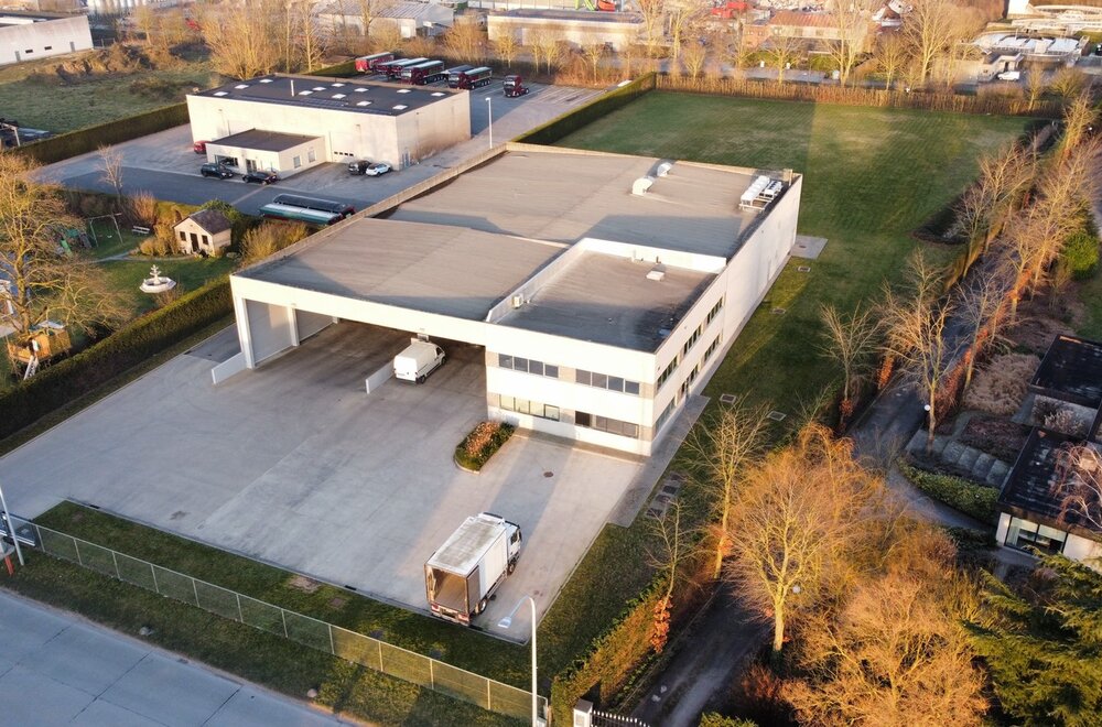 in-gavere-tussen-gent-en-oudenaarde-wordt-een-uitstekend-onderhouden-voedingsgeschikt-bedrijfsgebouw-van-1-714m2-te-koop-aangeboden-dit-bedrijfsgebouw-is-gelegen-op-een-perceel-in-industriegebied-van-002.jpg