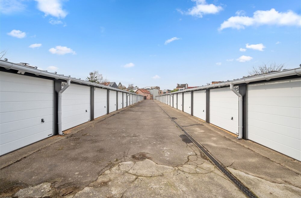 garageboxen-met-nieuwe-sandwichpanelen-en-sectionaalpoort001.jpg