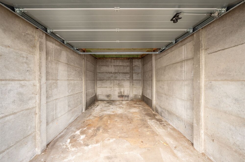garageboxen-met-nieuwe-sandwichpanelen-en-sectionaalpoort003.jpg