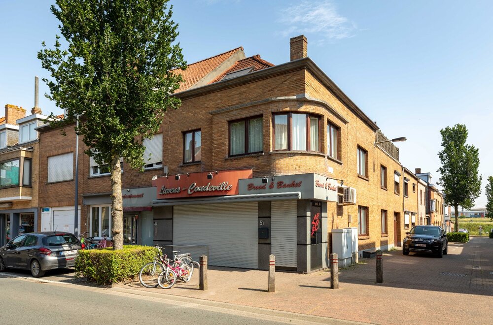 opbrengsteigendom-van-handelszaak-en-3-panden-op-commerci-le-ligging-in-zandvoorde-001.jpg
