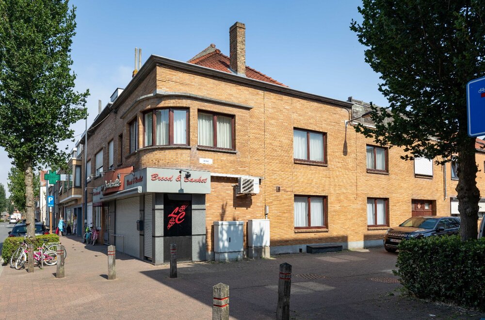opbrengsteigendom-van-handelszaak-en-3-panden-op-commerci-le-ligging-in-zandvoorde-002.jpg