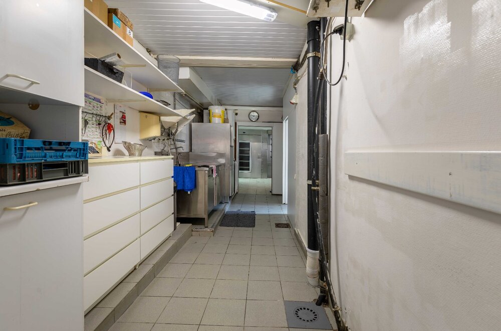 opbrengsteigendom-van-handelszaak-en-3-panden-op-commerci-le-ligging-in-zandvoorde-004.jpg
