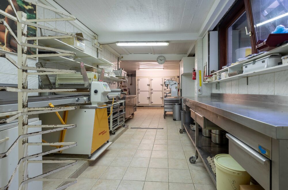 opbrengsteigendom-van-handelszaak-en-3-panden-op-commerci-le-ligging-in-zandvoorde-008.jpg