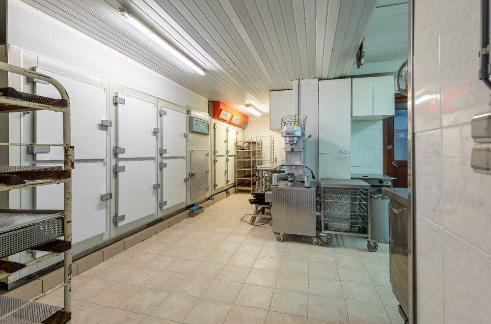 opbrengsteigendom-van-handelszaak-en-3-panden-op-commerci-le-ligging-in-zandvoorde-010.jpg