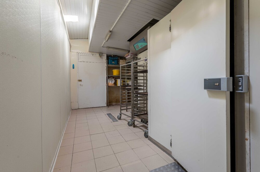 opbrengsteigendom-van-handelszaak-en-3-panden-op-commerci-le-ligging-in-zandvoorde-011.jpg