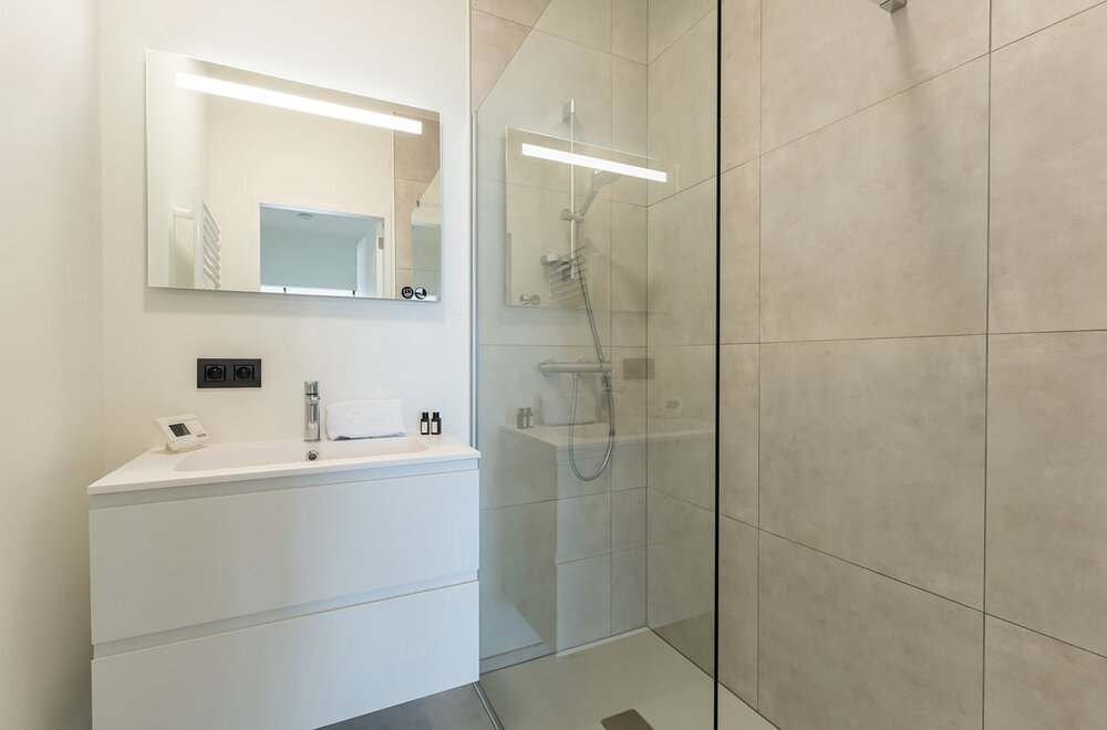 luxe-appartement-met-zwembad-en-fenomenaal-zeezicht-op-de-oosteroever012.jpg