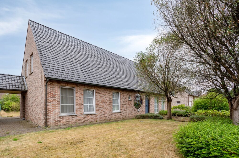 ruime-woning-met-3-slaapkamers-op-een-perceel-van-1-880-m-te-olen-centrum-001.jpg
