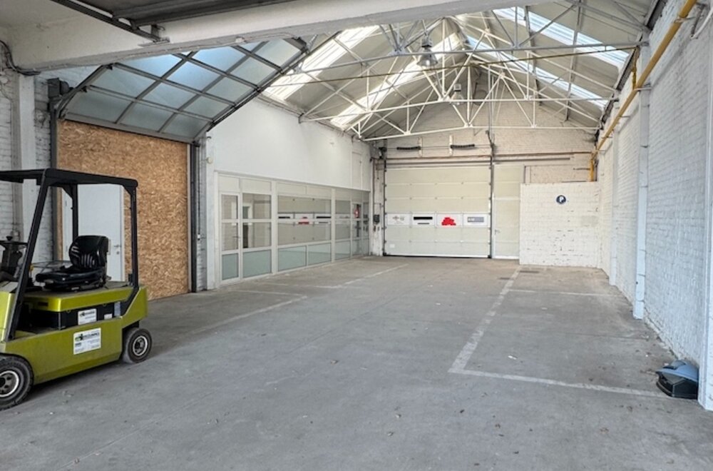 gebouw-voor-gemengd-gebruik-bestaande-uit-commerci-le-ruimte-showroom-of-kantoren-met-aansluitend-grote-loods-en-4-appartementen-waarvan-2-in-casco-staat-vele-mogelijkheden-zowel-commercieel-als-kanto006.jpg