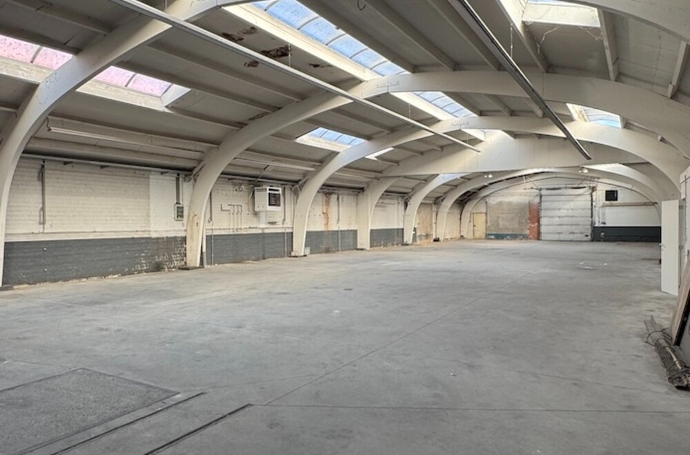 gebouw-voor-gemengd-gebruik-bestaande-uit-commerci-le-ruimte-showroom-of-kantoren-met-aansluitend-grote-loods-en-4-appartementen-waarvan-2-in-casco-staat-vele-mogelijkheden-zowel-commercieel-als-kanto007.jpg