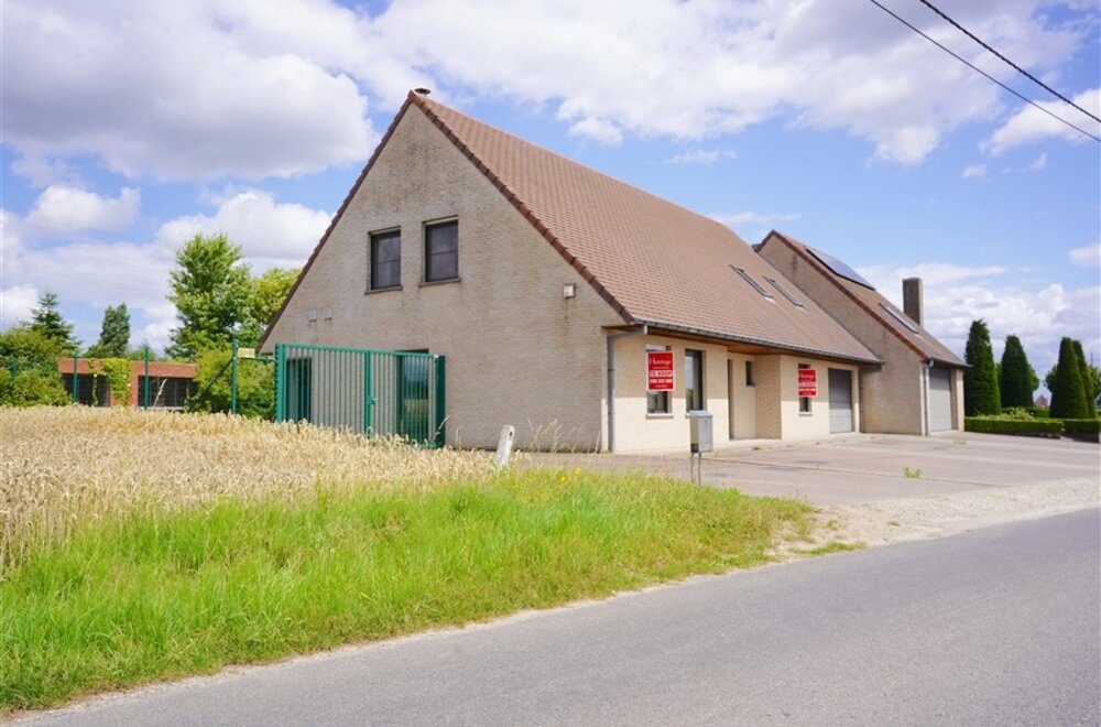 bijzonder-uime-halfopen-woning-met-landelijke-rust-op-954-m-001.jpg