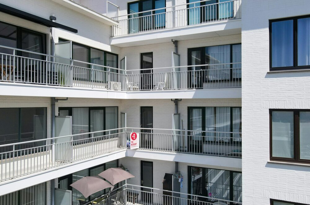 ruime-studio-met-slaaphoek-en-zijdelings-zeezicht009.jpg