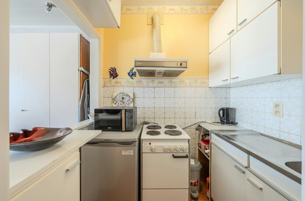 ruime-studio-met-slaaphoek-en-zijdelings-zeezicht010.jpg