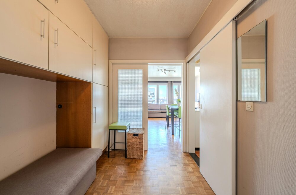 ruime-studio-met-slaaphoek-en-zijdelings-zeezicht011.jpg