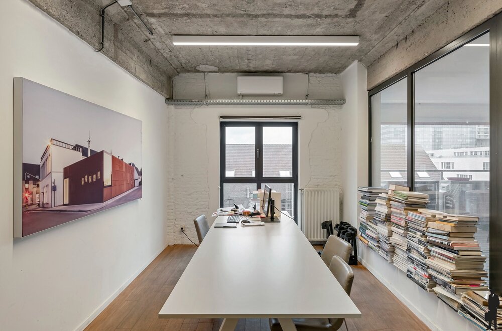 lichtovergoten-industri-le-loft-met-open-structuur-en-ruwe-materialen007.jpg