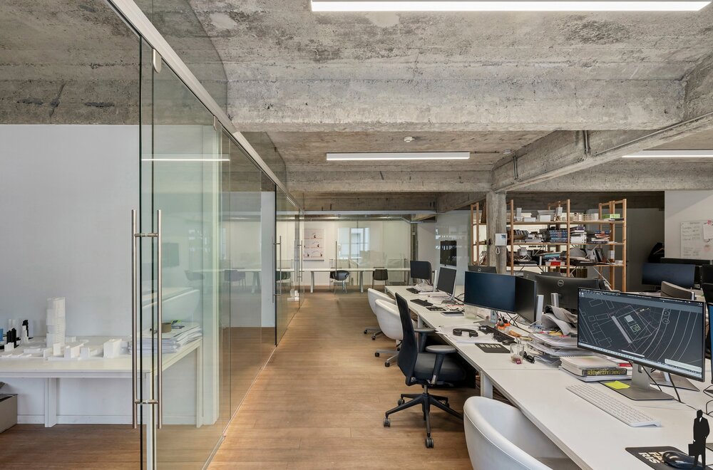 lichtovergoten-industri-le-loft-met-open-structuur-en-ruwe-materialen010.jpg