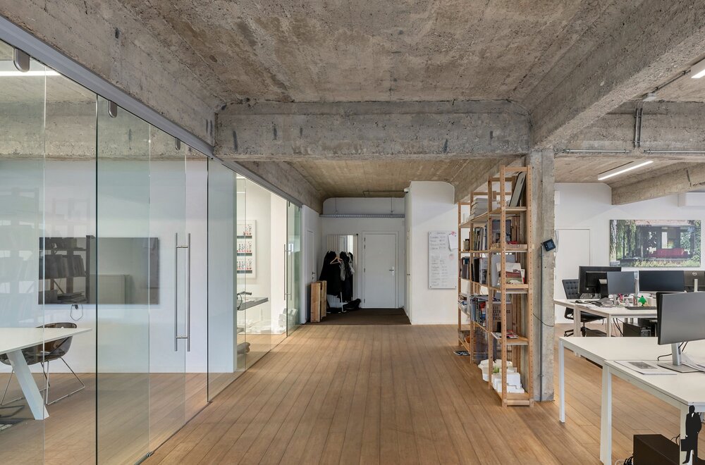 lichtovergoten-industri-le-loft-met-open-structuur-en-ruwe-materialen011.jpg