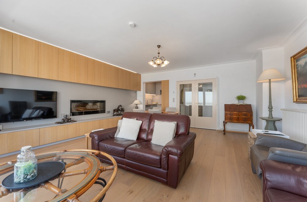 gerenoveerd-appartement-te-koop-op-de-zeedijk-van-koksijde-003.jpg