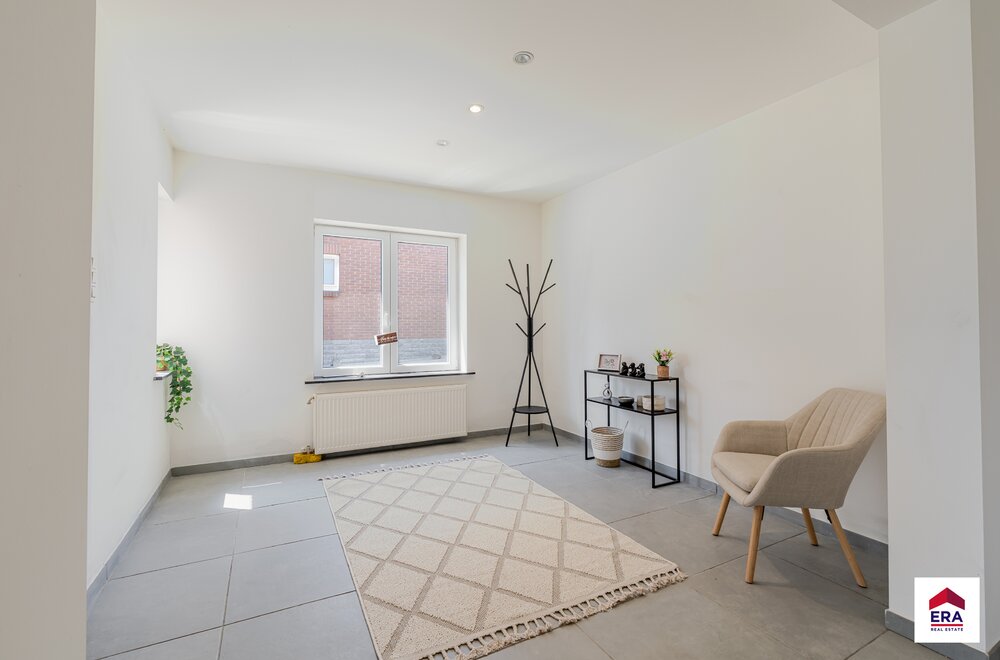 gerenoveerde-moderne-woning-met-3-slaapkamers-en-garage003.jpg